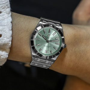 Breitling Chronomat 32 dengan Dial Hijau Manis Berkilau
