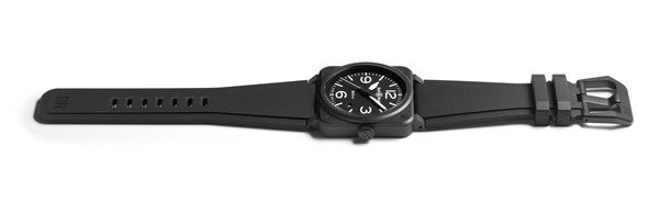 BR 03 Black Matte yang dinaungi oleh case keramik hitam bermaterialkan 41 mm