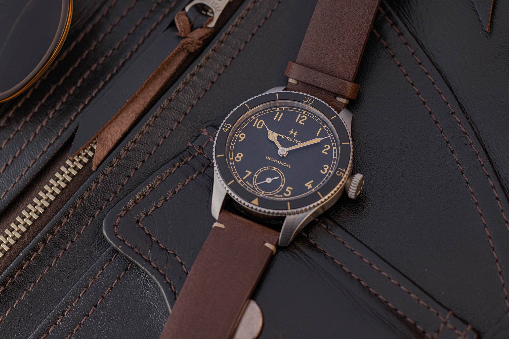 Hamilton Khaki Pilot Pioneer 43mm: Jam Saku untuk Pergelangan Tangan Anda